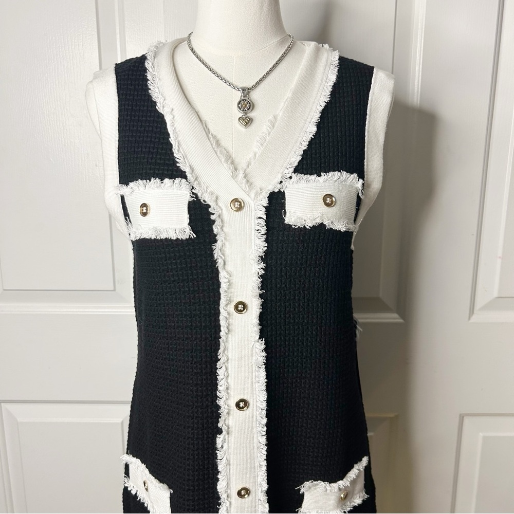 Maggy London Contrast Trim V-Neck Dress (Size M) - Picture 5 of 9